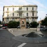 ...presente sull�edicola in pietra che domina dall�alto di una gradinata piazza Carabellese, fulcro del quartiere Madonnella di Bari